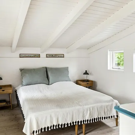 Architect-designed Summerhouse Close To Korevlerne *